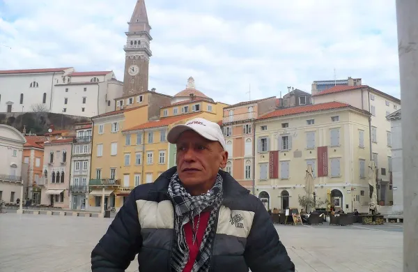 Razzak Jubayer: “Dnevi, ki sem jih preživel v 
centru za tujce v Postojni, so bili zelo žalostni. 
Najhuje je ponoči, ko začutiš vso stisko in   trpljenje 
ljudi, ki so tam zaprti. Nihče ne more spati.”  