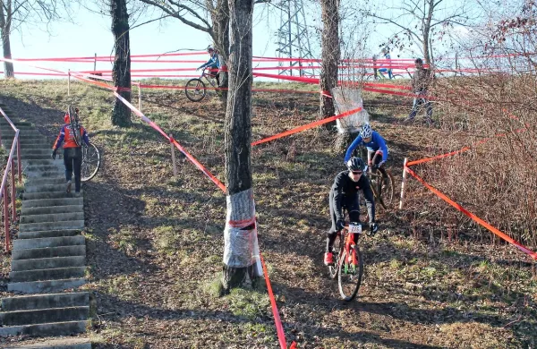 Po stopnicah je bilo treba peš, spolzke spuste pa so le redki 
v celoti preživeli na kolesu.