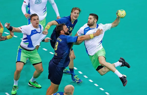 Blaž Janc (z žogo) daje v drugem polčasu dodatni pospešek 
slovenski igri.