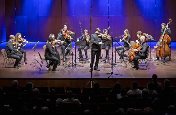 Komorni orkester Slovenske filharmonije z violinistom Žigo 
Brankom se je na predsinočnjem koncertu v novogoriškem  
Kulturnem domu  maestru Nanutu še posebej poklonil s 
skladbo Marija Kogoja. 