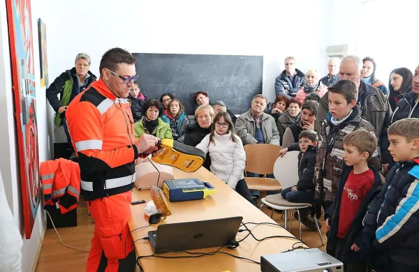 Defibrilator je zdaj vsem vedno na voljo