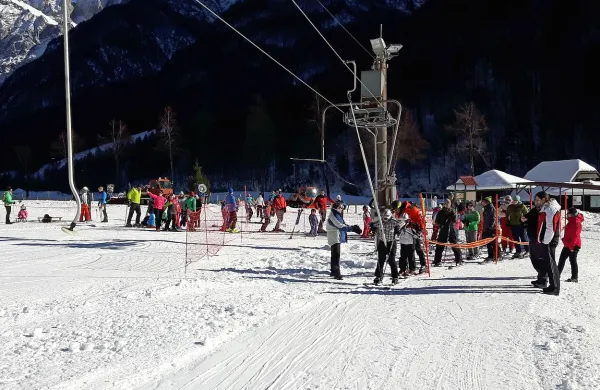 V nedeljo je   družinsko smučišče v Logu gostilo več kot 300 
smučarjev.