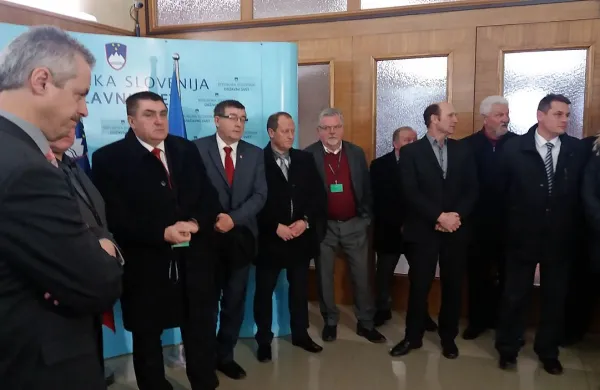 Župani in županje so se  protestno udeležili seje, na kateri so 
morali poslanci vnovič odločati o odpoklicu župana.