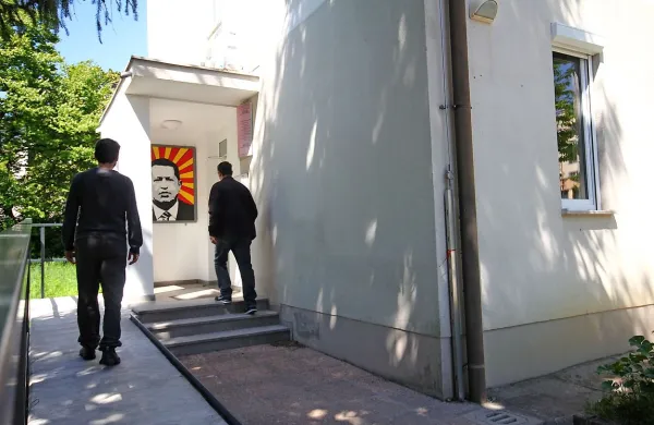 V ambulanti, poimenovani po Hugu Chavezu, si želijo pridobiti status humanitarne organizacije, ki bi jim olajšal delo, a 
ostajajo na nasprotnih bregovih z ministrstvom za zdravje. 