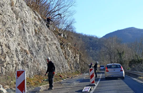 Kamni bodo ostali pod mrežo