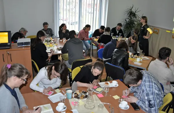 Mladi se  povezujejo tudi pri snovanju centra za sodelo, ki  bo 
v pomoč na začetku samostojne poklicne poti. 