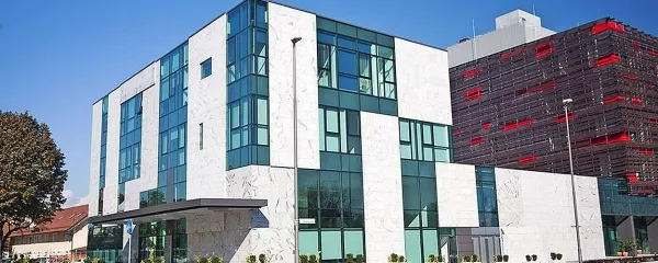 Že nekaj let deluje Zdravniška zbornica Slovenije v sodobnih prostorih Domus medica.