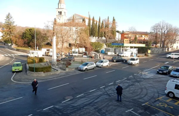 Po novi idejni zasnovi komenskega trga bi bencinsko črpalko  preselili k 
Alukomnu, spomenik deset metrov v  desno proti zadružnemu domu, staro šolo  
pa podrli in na njenem mestu zgradili tri manjše stavbe. 