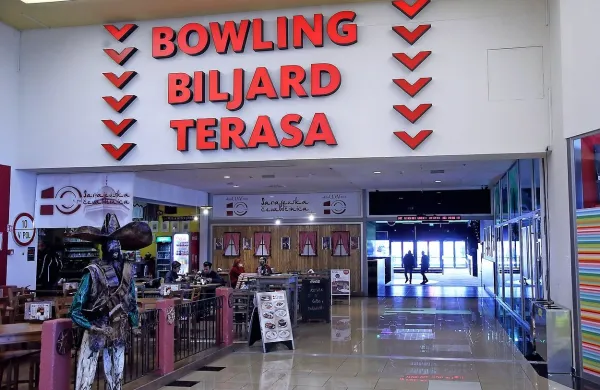 Po naših zanesljivih informacijah  bo koprski Planet Tuš še 
pred poletjem ostal brez bowling centra in biljarda.