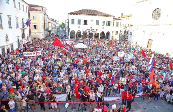 Začetek lanskega poletja je v Kopru minil v znamenju 
protesta pred Luko Koper. Uprava bo zdaj morala poročati, 
kolikšna škoda je zaradi tega nastala.