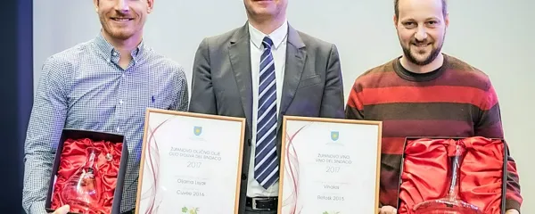 Koprski protokolarni darili: Vinalesov refo&scaron;k in Lisjakovo oljčno olje