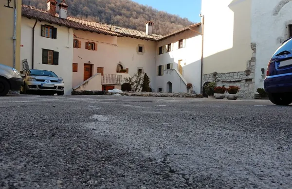   Namesto asfalta in nekaj tlakovcev bodo Kontrado prekrivale 
prerezane mačje glave v dveh odtenkih, ozaljšan bo tudi 
“oder” sredi trga.   