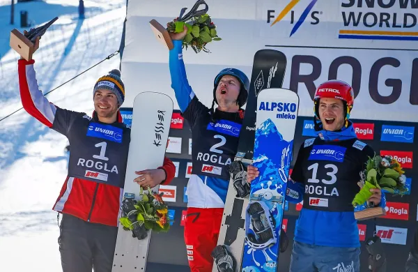 Zmagovalna trojica: Nevin Galmarini (v sredini), Radoslav 
Jankov (levo) in Žan Košir. 