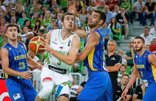 Goran Dragić (z žogo) je nazadnje reprezentančni dres 
oblekel lani poleti.