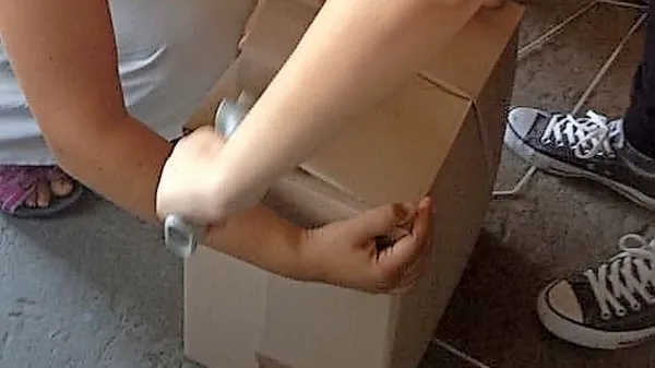 Škatla lahko z nekaj domišljije postane  ladja, avto, bazen, koš 
za žogice, boben, miza, blagajniški pult ...