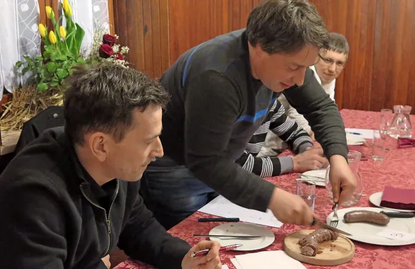 Tako je lani komisija ocenjevala vzorce krodegin. Letos jih 
pričakujejo še več.