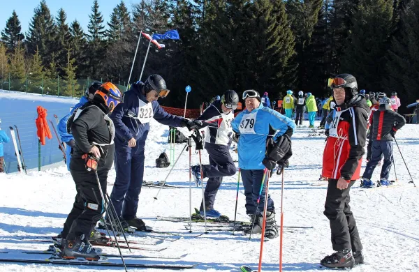 Na tekmi v veleslalomu je šlo zares, a tudi s spominom na 
partizansko olimpijado.