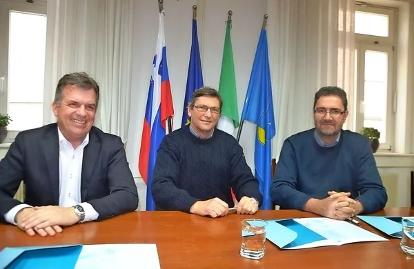 Izolski župan Igor Kolenc, direktor Turističnega združenja 
Izola Dean Kocjančič in direktor Pomorskega muzeja Sergej 
Mašera Piran Franco Juri so danes podpisali pismo o nameri 
in s tem pristopili k sodelovanju pri pripravi muzejskih zbirk v 
prostorih Muzeja Parenzana.