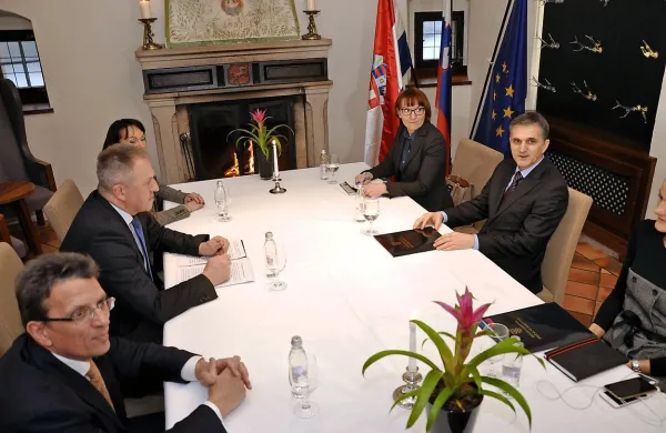Slovenski gospodarski minister Zdravko Počivalšek in hrvaški minister za državno premoženje Goran Marić sta danes 
na Otočcu dosegla dogovor glede dolga Cimosa na Hrvaškem.