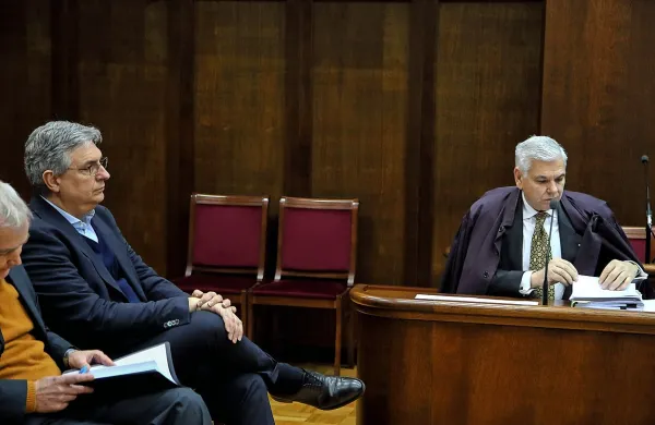Paolo Simonetto (na levi) je na sodišču  priznal krivdo (desno 
njegov zagovornik Gregor Velkaverh).