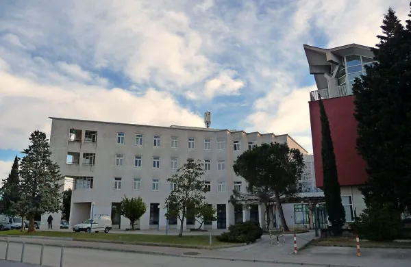 Srednja šola Izola je ena sedmih srednjih šol ali šolskih 
centrov v Sloveniji, v kateri bodo uvedli  vajeništvo.    