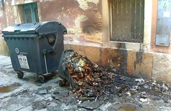 Zabojniki zagorijo tudi zaradi odlaganja vročih predmetov 
oziroma odpadkov.
