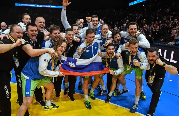 Slovenski rokometaši so v zadnji minuti premagali Hrvate in 
prišli do bronaste medalje.