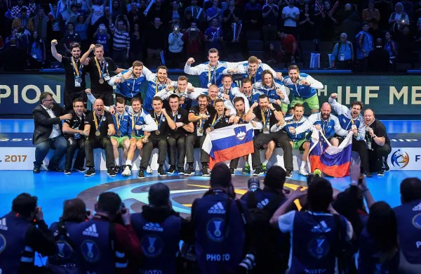 Slovenska rokometna odprava se je na svetovnem prvenstvu 
v Franciji razveselila bronastih medalj.