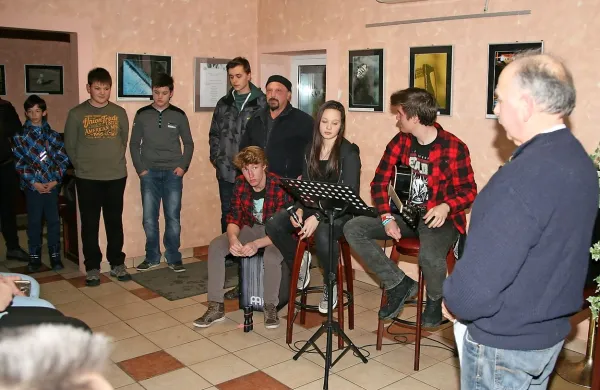 Učenci foto krožka z mentorjem  Stojanom Spetičem (v 
sredini) in Rajkom Kranjcem (skrajno desno).