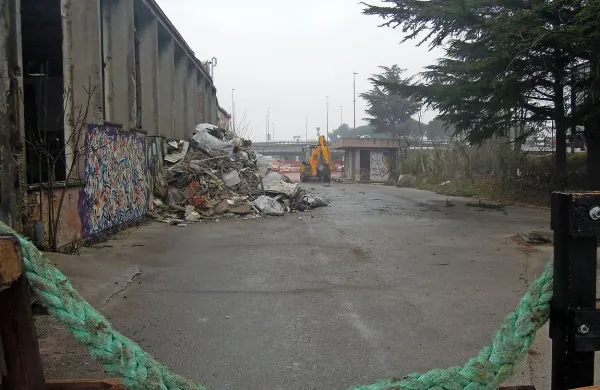 In&scaron;pektor za delo prepovedal či&scaron;čenje azbesta
