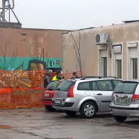 Čakal je na njihovega nadrejenega iz podjetja Finali Obala, da 
prinese dokazila o usposobljenosti delavcev pri ravnanju z 
azbestom.