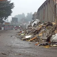 Že prvi delovni dan, v ponedeljek, so delavci gradbene 
odpadke, med katerimi so prav tako delci azbestne kritine, 
čistili nezavarovani. Odpadke so prestavili na kup ob tovarniški zid, kjer so na odprtem in lahko veter delce nese 
daleč naokrog. 