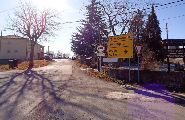 Avtobusne povezave z Brezovico so slabe, saj ob delavnikih 
avtobus vozi le trikrat dnevno v Koper. 