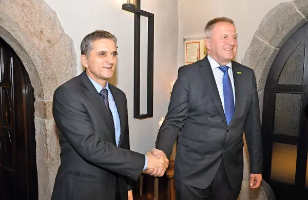 Ministra Goran Marić in Zdravko Počivalšek sta z dogovorom 
o Cimosovem dolgu odprla pot za njegovo preživetje in 
prodajo.