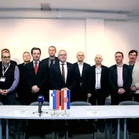 Kar 14 predstavnikov zaposlenih  in vodilnih Cimosa je včeraj  
pozvalo vladi obeh držav, naj najdeta rešitev za Cimosov dolg 
na Hrvaškem.