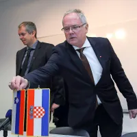 Predsednik uprave Cimosa Gerd Rosendahl  je včeraj zgodaj 
popoldne upal na dober razplet. V nasprotnem primeru  bi bilo 
ogroženih 4000 delovnih mest.
