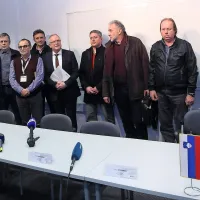 Kar 14 predstavnikov zaposlenih  in vodilnih Cimosa je včeraj  
pozvalo vladi obeh držav, naj najdeta rešitev za Cimosov dolg 
na Hrvaškem.  