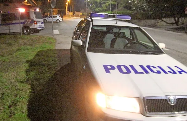 Več policijskih patrulj je v noči s sobote na nedeljo na 
Pivškem ustavljalo mladoletnike. 14-letnik je vozil Renaultovo  petko, dve leti starejši najstnik pa skuter  piaggio 
liberty.   