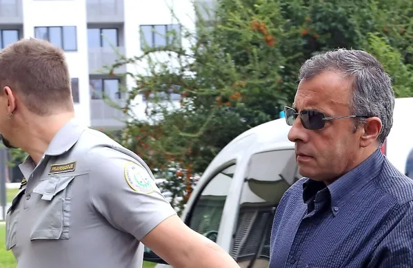 Mario Bonalda  septembra leta 2014, ko so ga iz pripora 
pripeljali na koprsko sodišče.