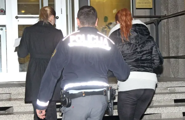 Iryno Uršič in Mario Fedotovo so policisti na sodišče pripeljali 
sredi decembra leta 2015. Od takrat sta v priporu. 