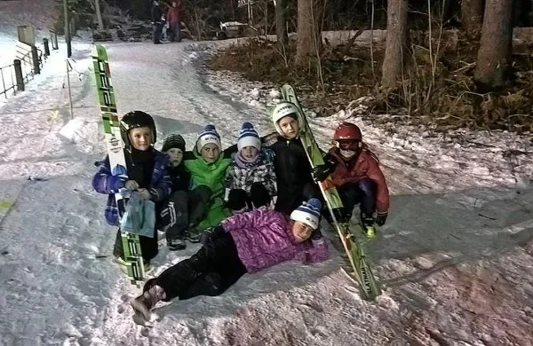 Smučarji skakalci mlajših kategorij so sezono v slovenskem 
pokalu Cockta nadaljevali v Mostecu, kjer so se izkazali tudi 
člani kluba Pok z Gore nad Ajdovščino.