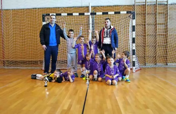 Ekipa U-7  se je pod vodstvom Džoše Lazarevića in Igorja 
Marinca udeležila močnega turnirja v dvoranskem nogometu 
za pokal NK Cerknica in se veselila drugega mesta.