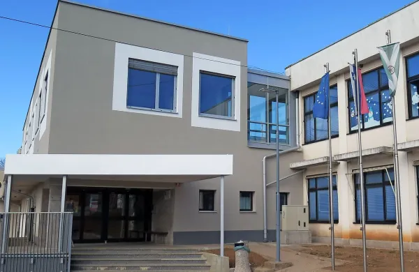 Hrpeljska šola ima odslej več prostora, zato bo pripravljena pričakala večji vpis prvošolcev v 
prihodnjem šolskem letu.