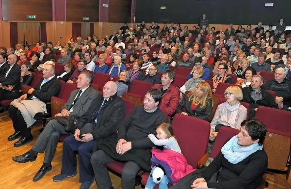 Revija pevskih zborov Goriške je tudi letos v Kulturni dom 
Deskle privabila veliko poslušalk in poslušalcev.   