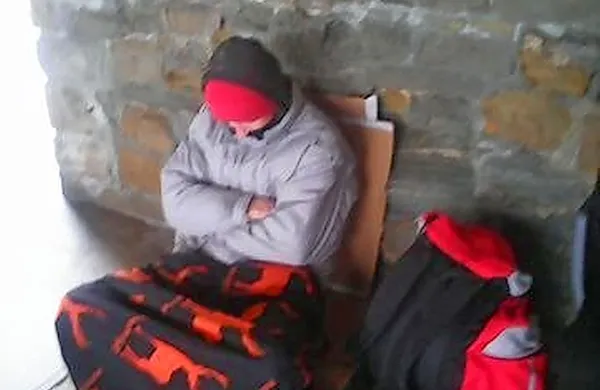 Nekaj koprskih brezdomcev je te dni zavetje našlo v koprski 
Taverni, kjer so sicer pod streho, vendar na hladnem.