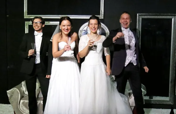  V kultni igri absurda zakonska para  Martin in Smith upodobijo  
(z leve)  Rok Prašnikar, Tamara Avguštin, Doroteja Nadrah in  
Timon Šturbej.