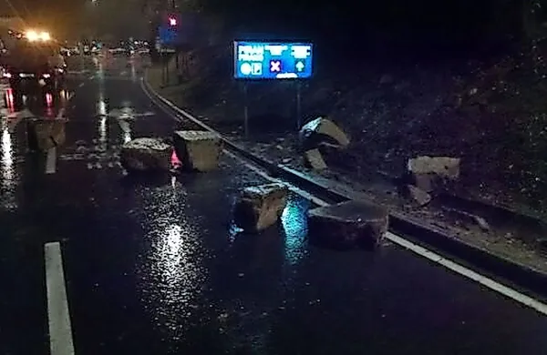 Danes zgodaj zjutraj so na Dantejevo ulico v Piranu padle 
skale.