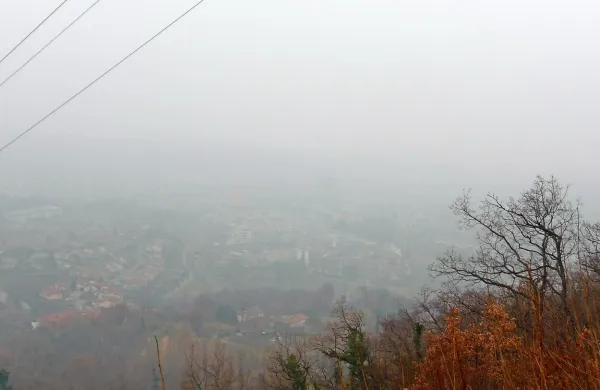 Kadar se te dnevne vrednosti gibljejo med 76 in 100 
mikrogrami na kubični meter, agencija za okolje nekaterim že 
svetuje omejitve gibanja.