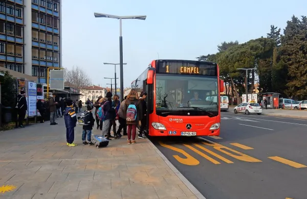 Voznikom avtobusov družbe Arriva ni vseeno, da so prisiljeni zaradi slabe organizacije dela 
zamujati na postajališča in da je čakanje v pripravljenosti manj plačano od voženj.