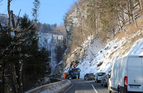 Sredi februarja naj bi  sprostili promet skozi sotesko Zala.